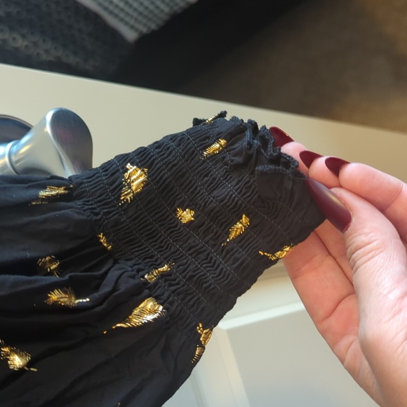 Holiday party blouse in black with gold feather detail! Size L - Picture 5 of 6